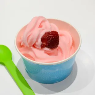 Strawberry frozen yogurt