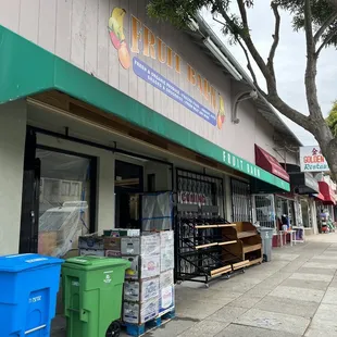 the outside of a grocery store