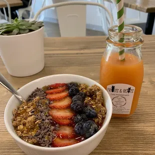 Açaí Bowl and Carrot Refresh juice.