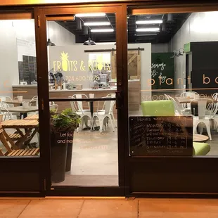 the outside of a restaurant