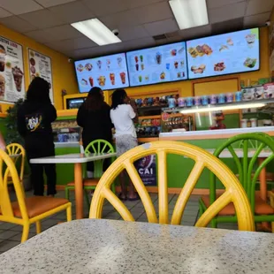 the interior of a fast food restaurant