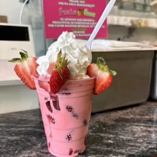 Fresca Con Crema (Pink with whipped cream)