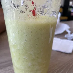 Jugo de pepino,apio y piña