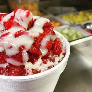 Raspa Fresa con Lechera
