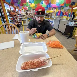 Elote mexicano, tostilocos preparados, agua de tamarindo