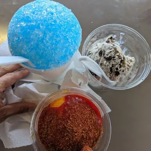 Raspa, helado cookies and cream, and mangonada