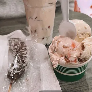 Chocolate banana, fresas con crema, and gansito icecream