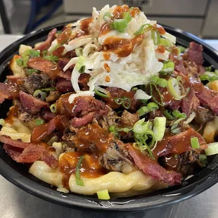 The Oink Mac Bowl. #LoadedMacBowl #LoadedFries #Lunch #Dinner #FastFood Location within walking distance of PNC Park and Acrisure Stadium