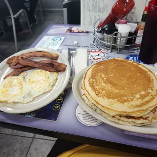 2 eggs, 3 slices of bacon, and pancakes