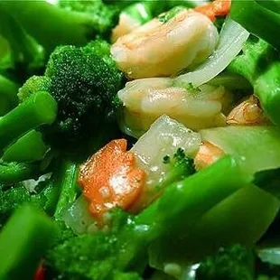 shrimp, broccoli, carrots and onions