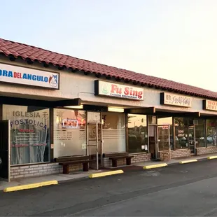 the front of a pizza restaurant