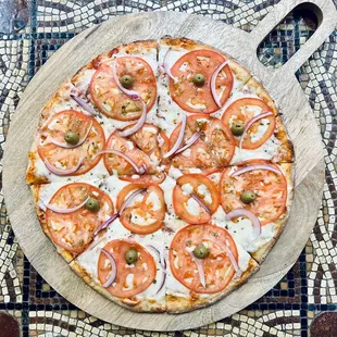 Napolitana pizza, topped with fresh tomotoes, onions and garlic.