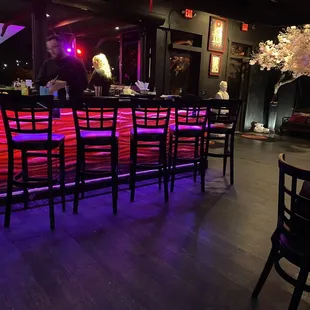 The bar between the indoor seating and the outside patio with seating