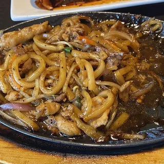 Black Pepper Udon Noodle on Sizzling Plate
