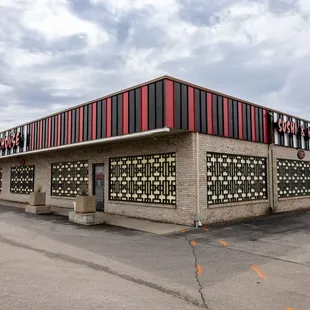 the outside of the restaurant