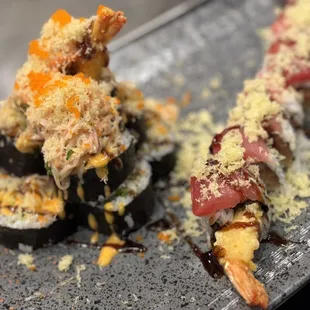 a plate of sushi teppeni