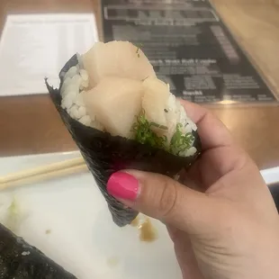 Yellow tail hand roll