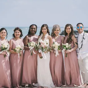 Beautiful bridesmaid bouquets to compliment the brides bouquet... and a bridesman with a lei
