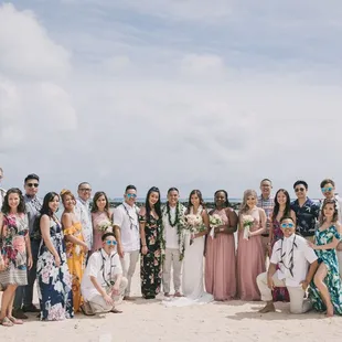 Friends, leis, and bouquets!
