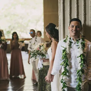 Pogi groom and his beautiful lei
