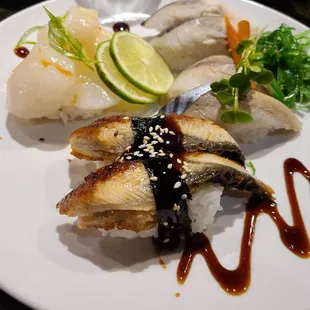 The mmm plate.. The Nigiris - Eel's the best.. Scallop was creamy and then Mackerel was so-and-so
