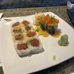 Tuna rolls / mussels in a roll .
