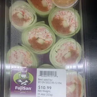 No rice is cucumber skin wrap inside surimi, spicy tuna and avocado deep with spicy Mayo