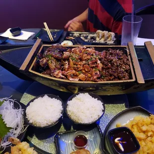 Nice Love Boat presentation with flavourful kbbq. More than enough for a party of 5