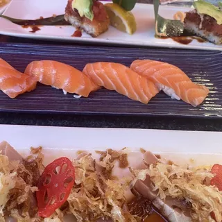 SALMON SUSHI