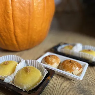 From left to right: pumpkin crunch mochi, pumpkin spice manju