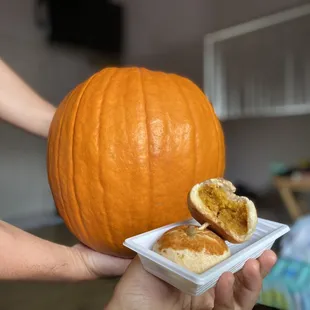 Pumpkin spice manju ($4.50 for 2 pieces)  IG: @ohmyono