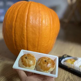 Pumpkin spice manju ($4.50 for 2 pieces)  IG: @ohmyono