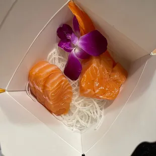 "Seared Salmon (Sashimi 6pcs)"