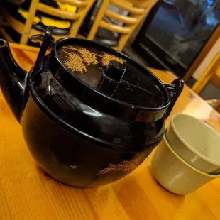 Tea serving pot, tea cups