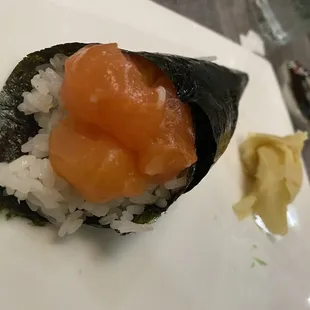 Salmon handroll