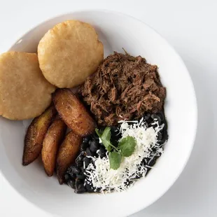 Arepa Pabellon Bowl

Two Arepas fried, Beef shredded, sweet plantain, black beans and Cheese