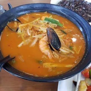 Spicy Seafood Soup ()