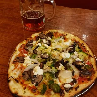 Veggie pizza with amber ale
