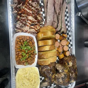 EL JEFE PLATTER  1/3 lbs brisket 1/3 lbs brisket 1/3 lbs mojo chicken  Sides Texas Toast Mac cheese Baked beans  Potato salad