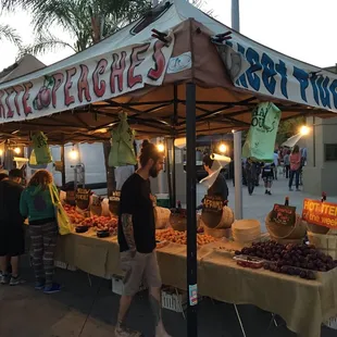 Sunny Cal Farms was my favorite stand. Their product was UNBELIEVABLE! They had these plums called "Flavorosa Pluots"... WOW!