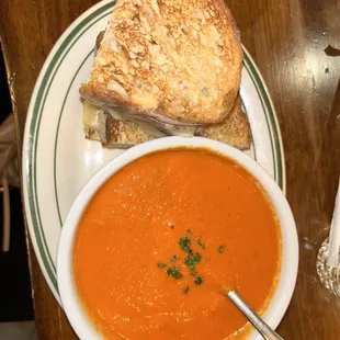 Tomato soup with grilled cheese 5/5