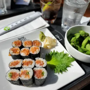 Spicy salmon and tuna rolls with the peas