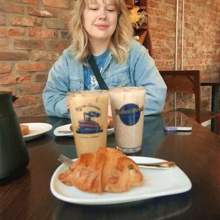 A ham and gruyère croissant, an iced latte, and an iced chai for here