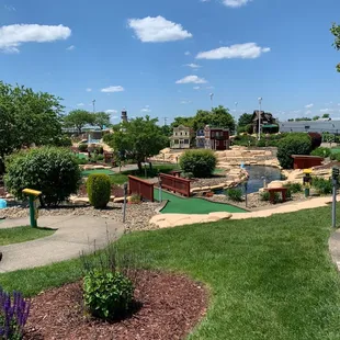 Outdoor mini golf