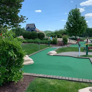 Outdoor mini golf