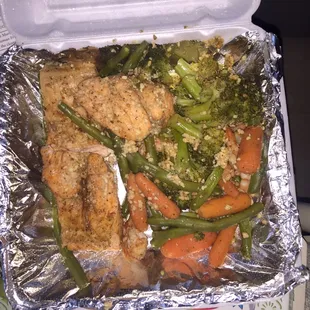 Steamed salmon and shrimp with broccoli, string beans and carrots