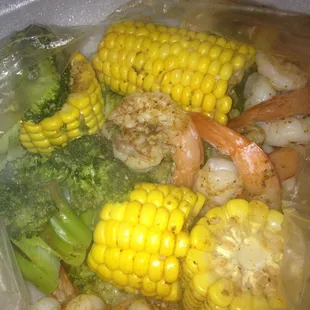 Steam shrimp with corn and broccoli