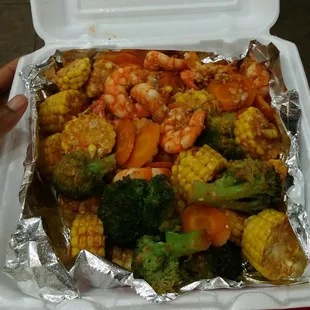 Spicy Steamed Shrimps(10ct) with 1 Pack of about 10 broccolis,  and 1 pack of Corn chopped , and 1 Corrot chopped $17-$18