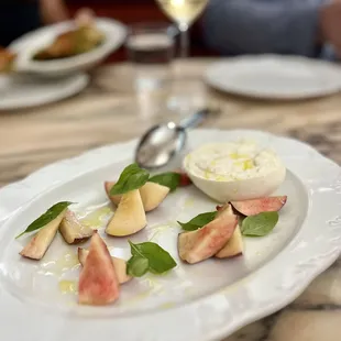 That&apos;s Nectarines and burrata