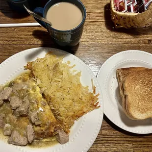 Chile verde omelette, hash browns, and sourdough bread.